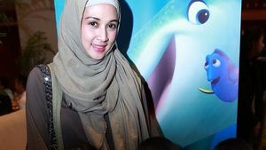 Transformasi Gaya Hijab Dina Lorenza yang Resmi Bercerai Lagi