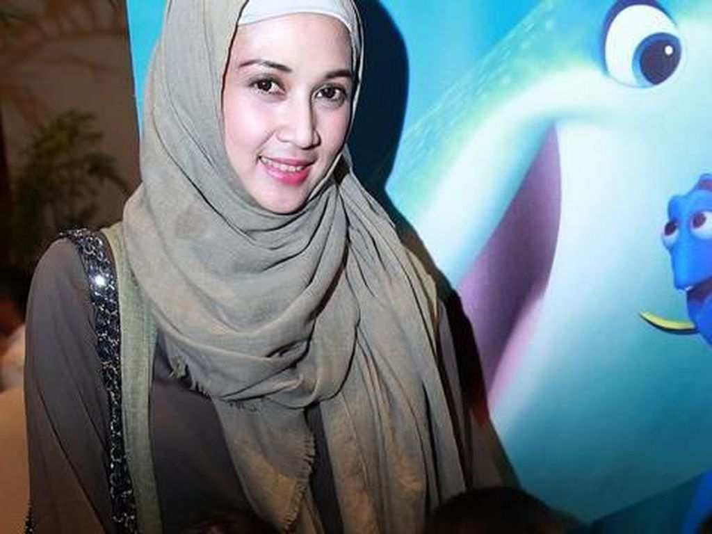 Transformasi Gaya Hijab Dina Lorenza yang Resmi Bercerai Lagi