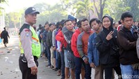Untuk mendapatkan tiket menonton semifinal Piala AFF U-16 sejumlah penonton bahkan telah tiba sejak subuh untuk mengantre tiket.