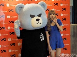 Wow Cantiknya Lisa BLACKPINK Berbalut Gaun Biru di Fanmeeting