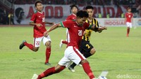 Malaysia benar-benar tak diberi napas sama sekali di babak kedua. Indonesia terus membombardir lewat Zico, Yuda, dan Bagus, tapi belum ada yang bisa menjebol Malaysia.