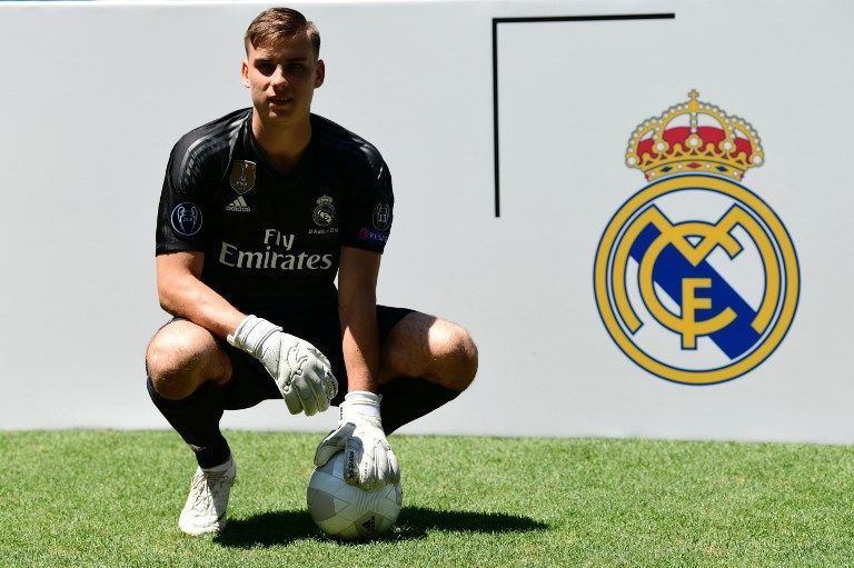 Real Madrid's new Ukrainian goalkeeper Andriy Lunin poses on the pitch during his official presentation at the Santiago Bernabeu Stadium in Madrid on July 23, 2018. / AFP PHOTO / JAVIER SORIANO