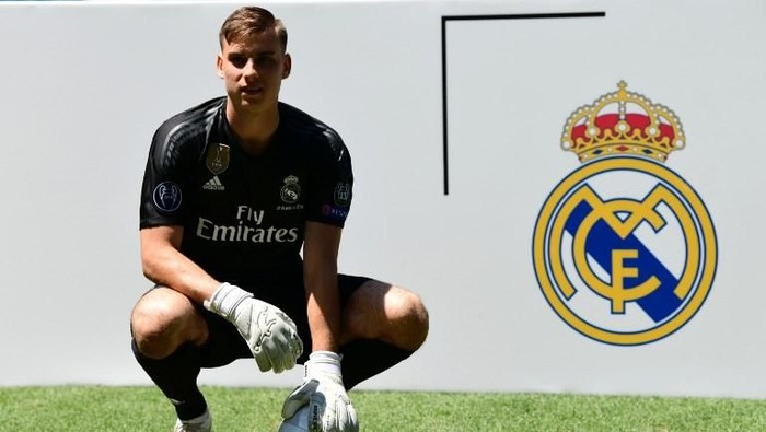 Real Madrids new Ukrainian goalkeeper Andriy Lunin poses on the pitch during his official presentation at the Santiago Bernabeu Stadium in Madrid on July 23, 2018. / AFP PHOTO / JAVIER SORIANO