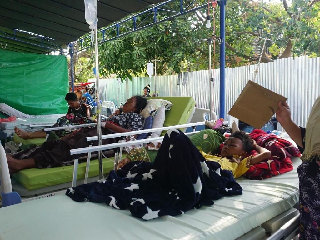 RSUD Tanjung Lumpuh, Korban Gempa Dirawat di Halaman RS RSUD Tanjung Lumpuh, Korban Gempa Dirawat di Halaman RS