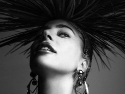 Bangga! Lady Gaga Pakai Aksesori Desainer Indonesia untuk Promo Konser