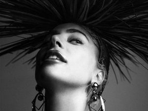 Bangga! Lady Gaga Pakai Aksesori Desainer Indonesia untuk Promo Konser Bangga! Lady Gaga Pakai Aksesori Desainer Indonesia untuk Promo Konser