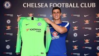 1. Kepa Arrizabalaga menjadi pembelian termahal Chelsea yang baru setelah digaet dari Athletic Bilbao musim panas ini. Ia digaet dengan nilai transfer 72 juta pound sterling, yang juga membuatnya jadi kiper termahal dunia. (Foto: Instagram @chelseafc)
