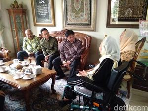 Ketum Golkar Temui Keluarga Gus Dur di Ciganjur