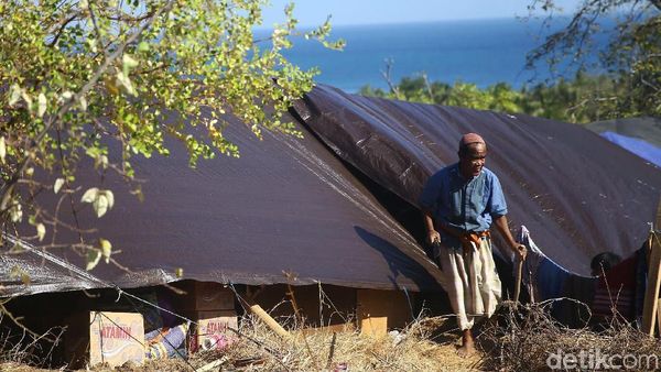 Takut Tsunami Warga Mengungsi ke Bukit