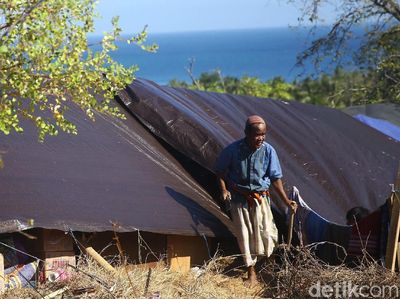 Takut Tsunami Warga Mengungsi ke Bukit