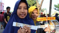 Ludesnya tiket resmi Piala AFF U-16 membuat beberapa penonton memilih calo untuk dapat menonton laga pertandingan semifinal tersebut.