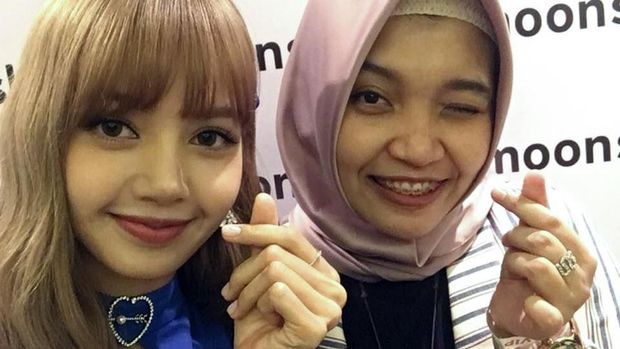 Intan berfoto dengan Lisa 'BLACKPINK.' (Instagram)