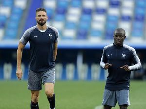 Giroud dan Kante Angkat Trofi Piala Dunia Lagi di Chelsea Giroud dan Kante Angkat Trofi Piala Dunia Lagi di Chelsea