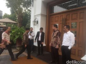 Bicara Cawapres Jokowi, Grace-HT-OSO Tiba Lebih Dulu di Plataran