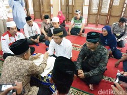 Berlinang Air Mata, Tahanan Ini Menikah di Polres Jombang