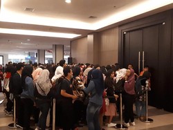 Pintu Tak Kunjung Dibuka, Fans Lisa BLACKPINK Dorong-dorongan