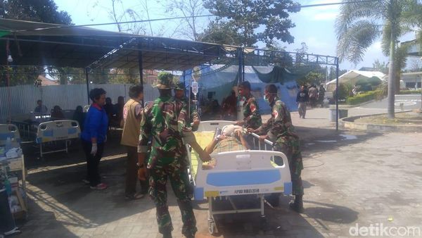 Foto: Gempa 6,2 SR, Pasien RSUD Lombok Utara Dibawa ke Halaman