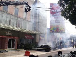 Polisi Simulasi Lumpuhkan Teroris di Hotel Atlet Asian Games Polisi Simulasi Lumpuhkan Teroris di Hotel Atlet Asian Games