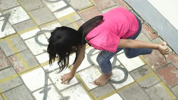 Serunya Anak-anak Bermain Engklek