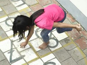 Serunya Anak-anak Bermain Engklek