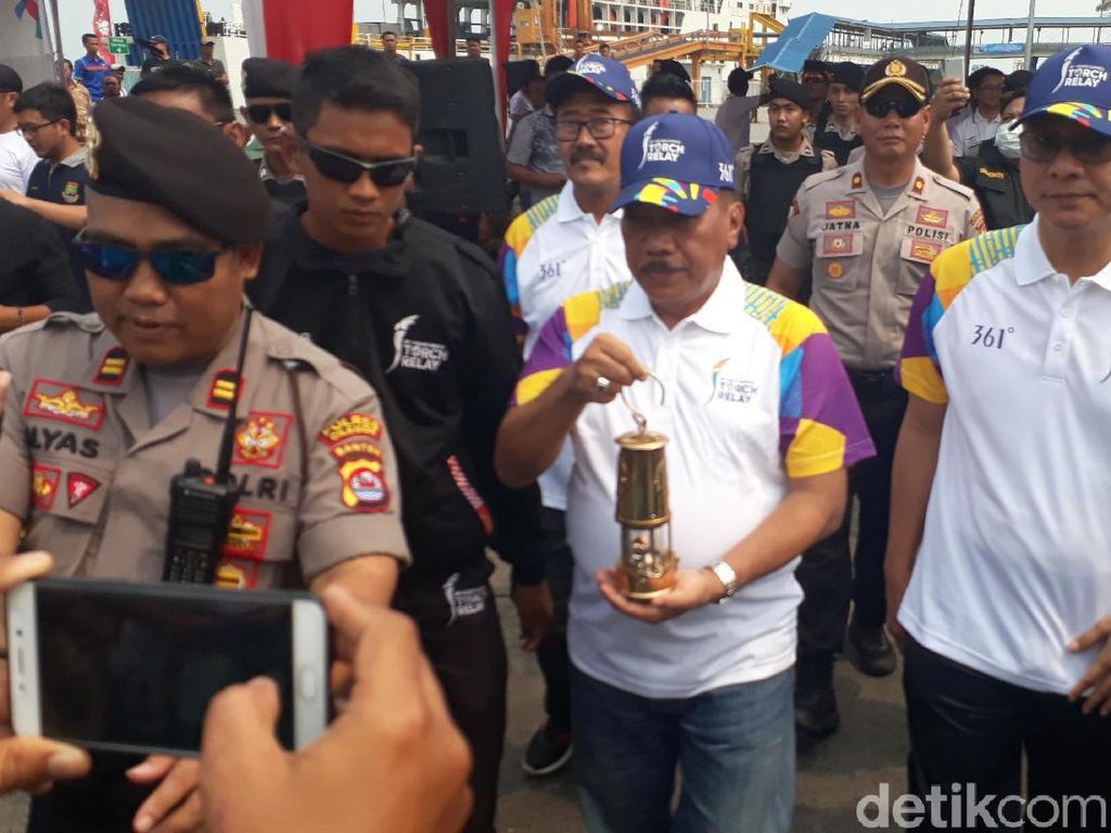 Lintasi Selat Sunda, Obor Asian Games Tiba di Pelabuhan Merak Lintasi Selat Sunda, Obor Asian Games Tiba di Pelabuhan Merak