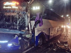 Bus Tabrak Pembatas Jalan di KM 5 Tol Kedoya Arah Tangerang