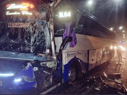 Korban Luka Kecelakaan Bus di Tol Kedoya Dievakuasi ke RS