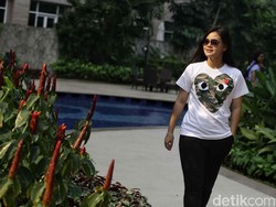 Untuk meluapkan kekecewaannya, DD mengajak orang tuanya untuk mengunjungi SUGBK setiap sore. Lokasinya memang tak jauh dari kediaman mereka di Simprug. Cara itu rupanya bisa meluluhkan kedua orang tuanya. DD pun diizinkan untuk berlatih sepakbola lebih serius.