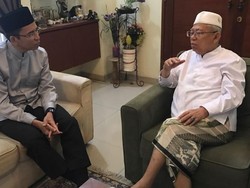 Serangan Yahya Waloni Berbalas Doa TGB