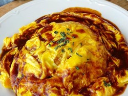 Makan Siang Pakai Omurice yang Lembut Gurih di 5 Tempat Ini, Yuk!