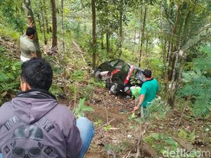 Rem Blong, Mobil Masuk Jurang Sedalam 10 Meter di Trenggalek