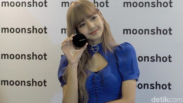 Terpikat Lisa BLACKPINK dengan Mini Dress Biru