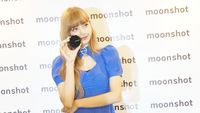 Gaya Pamer Kaki Jenjang Lisa BLACKPINK Pakai Mini Dress di Jakarta