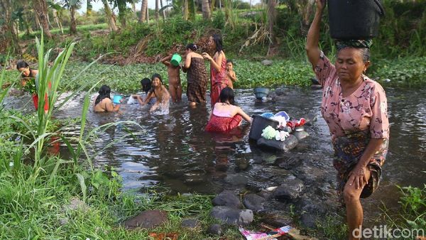 Listrik Padam, Warga Kayangan Lombok Utara Manfaatkan Air Sungai