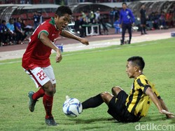 Namun, selepas menit ke-15, Malaysia mulai bisa keluar dari tekanan dan sesekali mengancam pertahanan Indonesia lewat serangan dari sisi sayap.