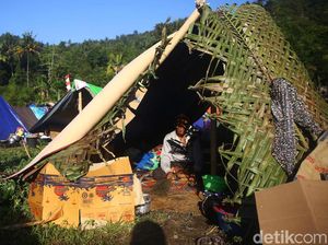 Korban Gempa Lombok Masih Bertahan di Pengungsian