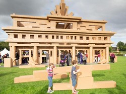 Kreatif! Monumen dari Kardus Memukau Wisatawan di Skotlandia