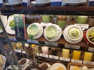 Panasnya Udara di Jepang Membuat Display Makanan Plastik Meleleh Panasnya Udara di Jepang Membuat Display Makanan Plastik Meleleh