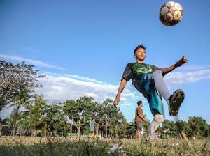 Bermain bola