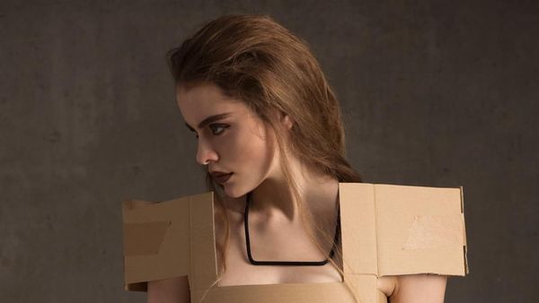 Kreatif Banget! Wanita Ini Buat Berbagai Pakaian dari Kardus Bekas