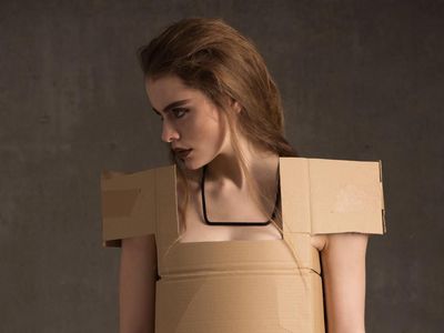 Kreatif Banget! Wanita Ini Buat Berbagai Pakaian dari Kardus Bekas