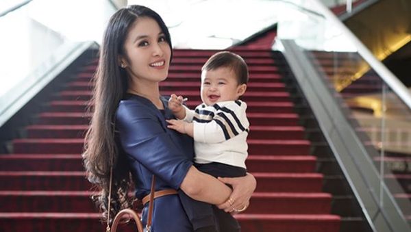 Foto: Indahnya Pohon Natal di Rumah Sandra Dewi hingga Kylie Jenner