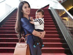 5 Tips Bawa Anak Traveling ke Luar Negeri Seperti Sandra Dewi