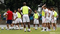 Sesi latihan digelar sore WIB. Mereka melakukan game kecil. (Foto: Rachman Haryanto)