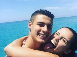 Pada foto lain, Kepa dan Andrea tengah menghabiskan liburan bersama di atas boat. (Instagram @kepaarrizabalaga)