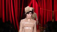 7 Bukti Kardus Bisa Jadi Busana Stylish, Sampai Dipakai Kendall Jenner