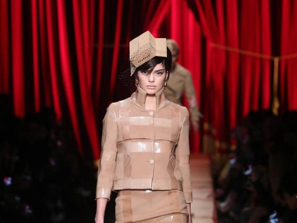 7 Bukti Kardus Bisa Jadi Busana Stylish, Sampai Dipakai Kendall Jenner