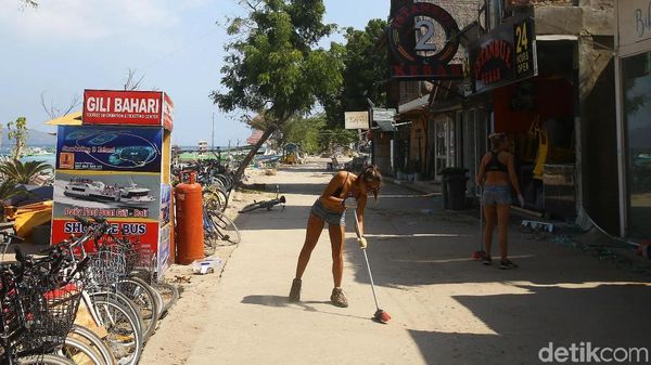 Turis Asing Bersih-bersih Gili Trawangan