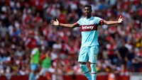 Reece Oxford jadi bintang saat West Ham United menang 2-0 di kandang Arsenal musim 2015/2016. Pada pekan pembuka itu, Oxford bikin dua gol. (Mike Hewitt/Getty Images)