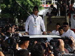 Video: Asyiknya Prabowo Joget Lagi Syantik di Atas Mobil